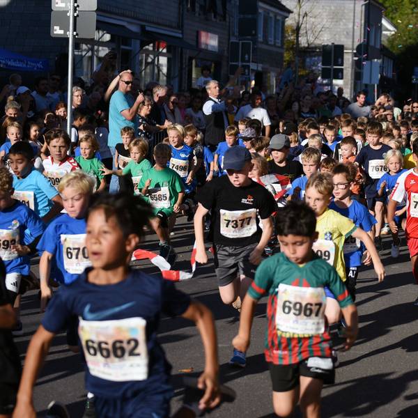 Das Foto zeigt die jüngsten Läufer bei Wipperfürther Stadtlauf.