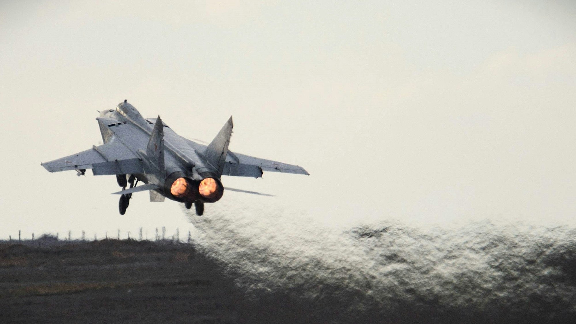 Ein russisches MiG-31-Kampfflugzeug beim Start. Drei der Flugzeuge sind nach estnischen Angaben in unerlaubt in den Luftraum des Landes eingedrungen. (Archivbild)