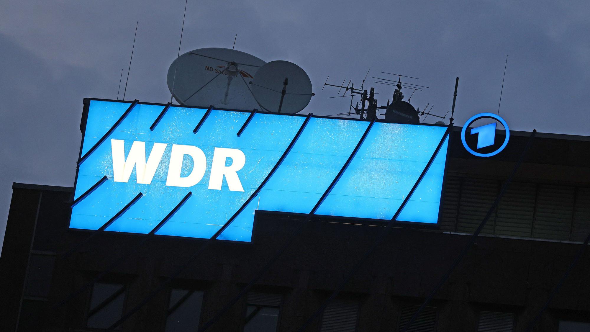 Ein Logo des WDR (Westdeutscher Rundfunk) leuchtet auf dem Dach des Senders.