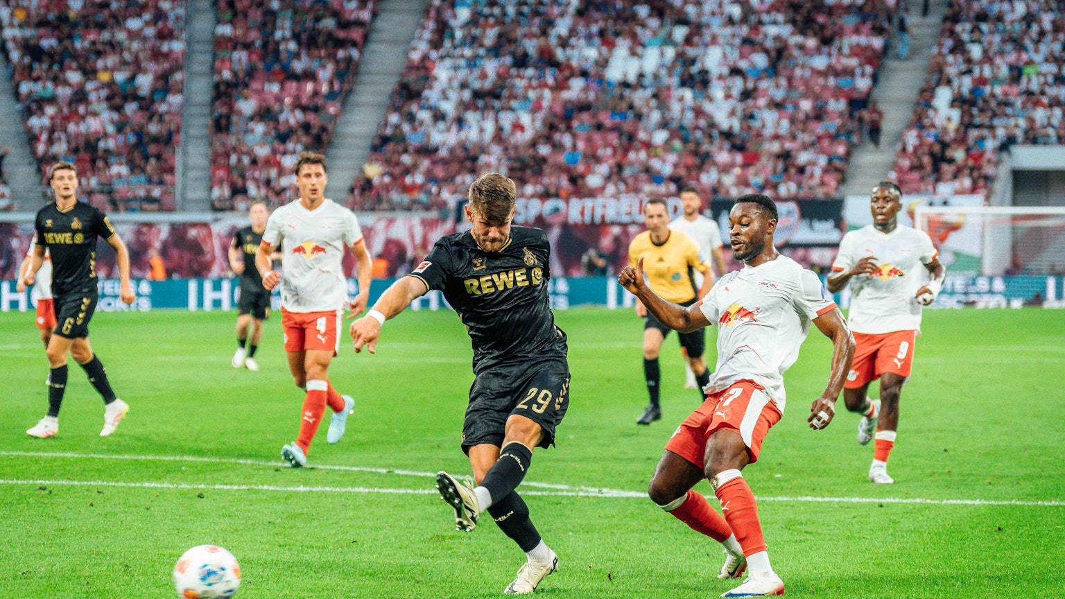 Mit links: Jan Thielmann trifft zum 1:1 für den 1. FC Köln.