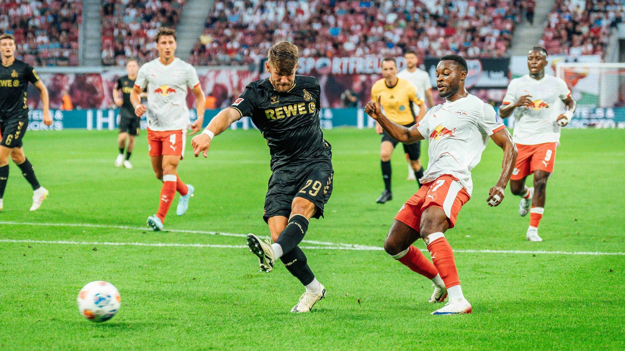 Mit links: Jan Thielmann trifft zum 1:1 für den 1. FC Köln.