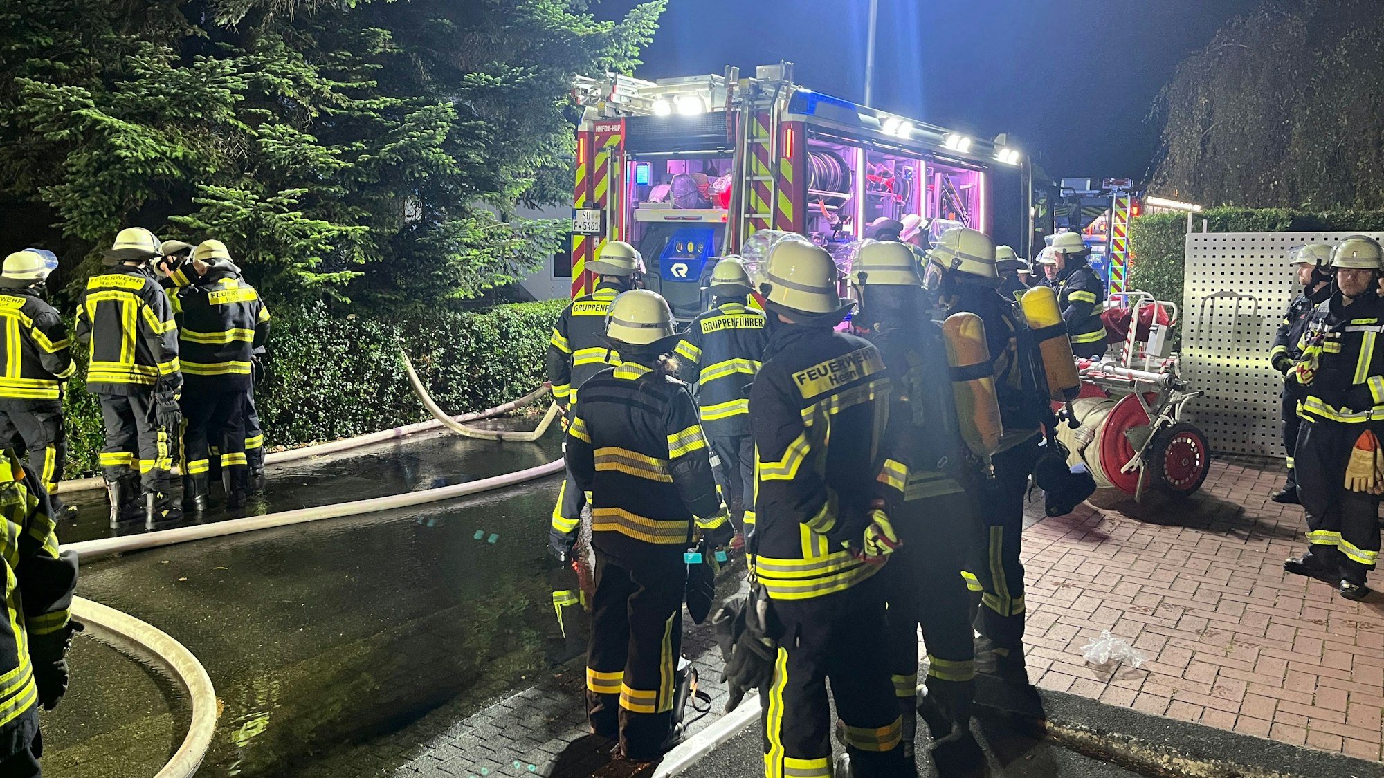50 Einsatzkräfte rückten zur Uferstraße aus.