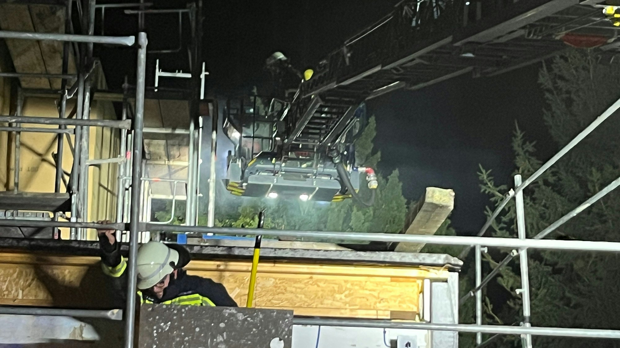 Im ersten Obergeschoss, das neu aufgestockt worden war, eines Hauses in Hennef kam es nach Dachdeckerarbeiten zu einem Brand.