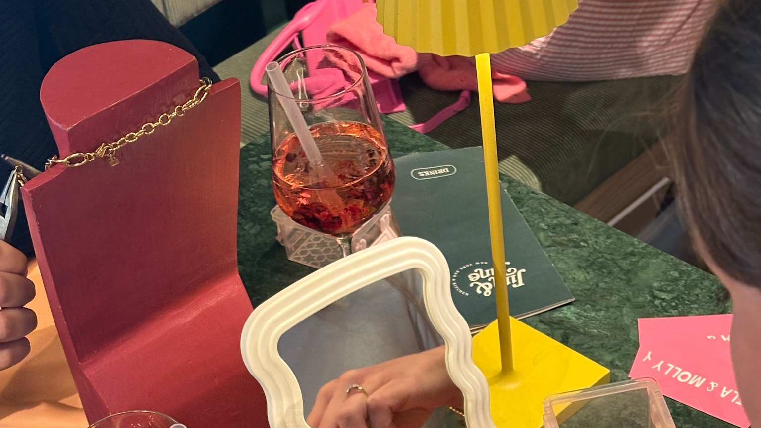 Die Teilnehmenden bei den Ketten-Workshops von Mila&Molly wählen eine Kette und suchen sich passende Anhänger aus.