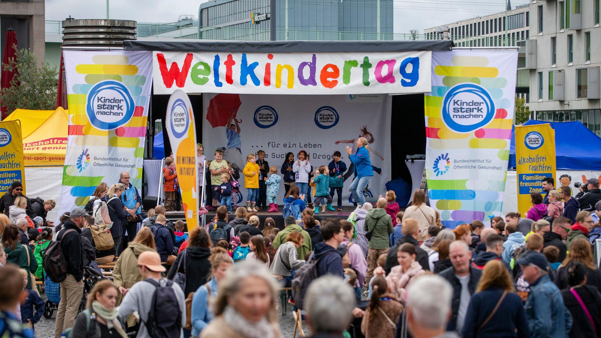 Die Bühne am Weltkindertag im Rheinauhafen.