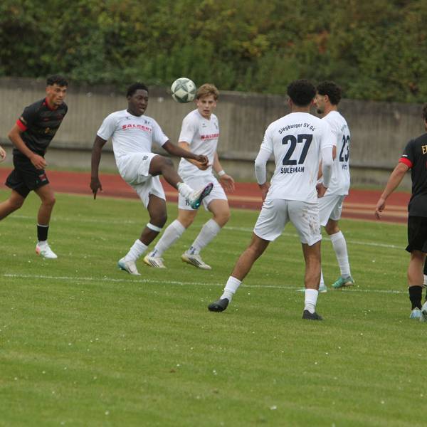 Michael Ojesanmi (Mitte) und der Siegburger SV 04 unterlagen der Spvg. Porz mit 1:3.