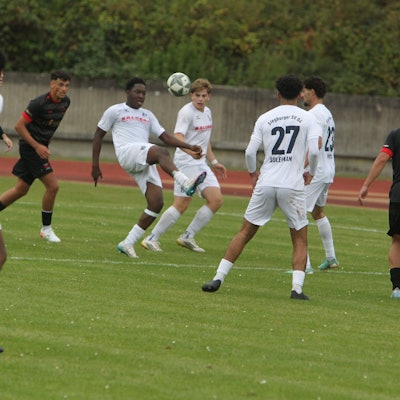 Michael Ojesanmi (Mitte) und der Siegburger SV 04 unterlagen der Spvg. Porz mit 1:3.
