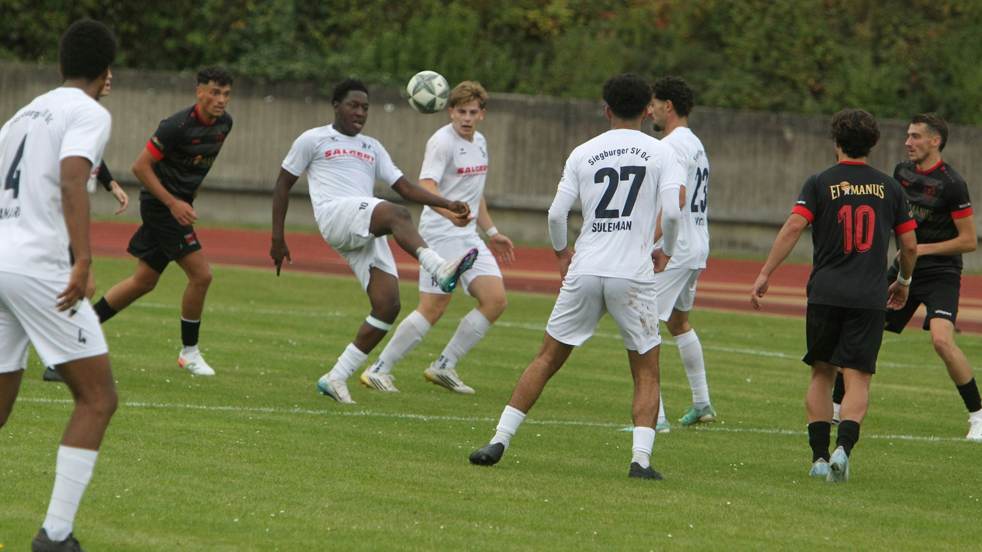 Michael Ojesanmi (Mitte) und der Siegburger SV 04 unterlagen der Spvg. Porz mit 1:3.