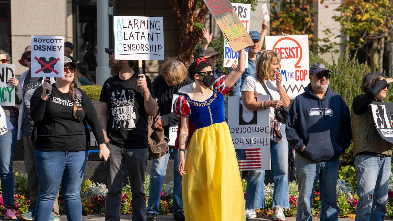 Menschen versammeln sich vor dem Hauptquartier von KOMO-TV, dem zur Sinclair Broadcast Group gehörenden ABC-Fernsehsender in Seattle, um gegen die Absetzung der Late-Night-Show Jimmy Kimmel Live! durch ABC zu protestieren, die Anfang der Woche nach Drohungen des FCC-Vorsitzenden Carr und des US-Präsidenten Trump erfolgte.