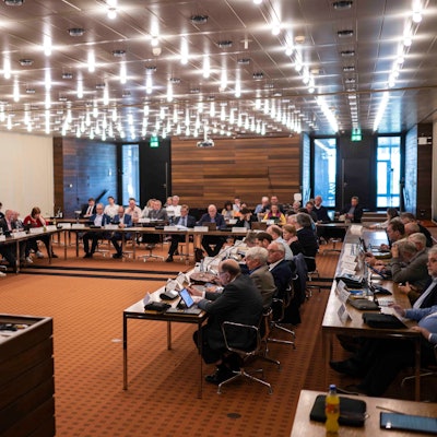 Das Bild zeigt den Kreistag im Sitzungssaal im Kreishaus am Jülicher Ring in Euskirchen.