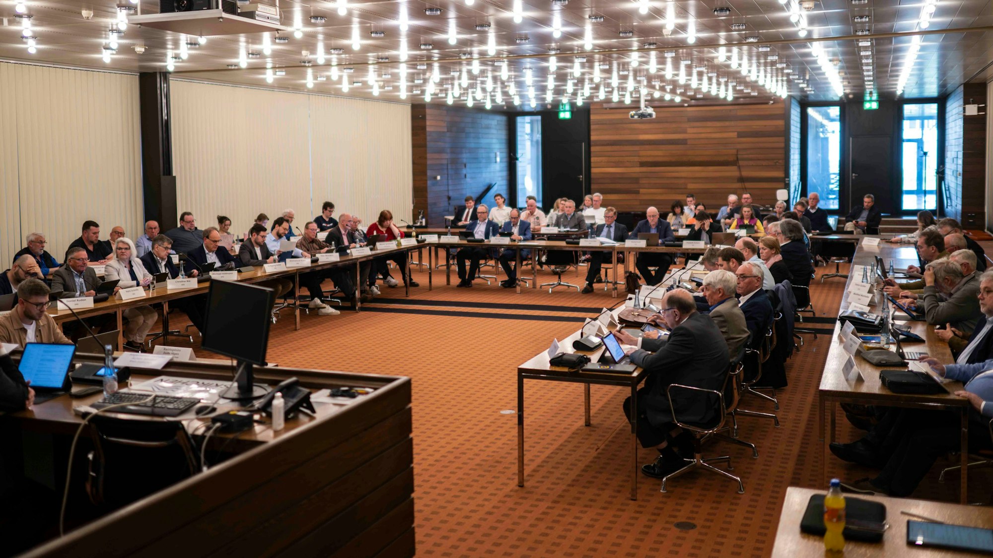 Die Mitglieder des Kreistags bei einer Sitzung im April 2025 in Euskirchen.