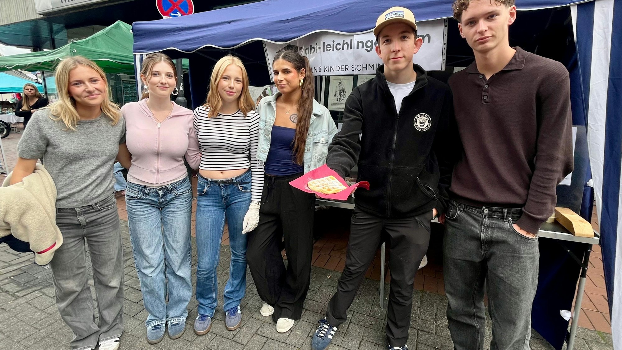 Der Abiturjahrgang 2027 verkauft Waffeln für die Abikasse.
