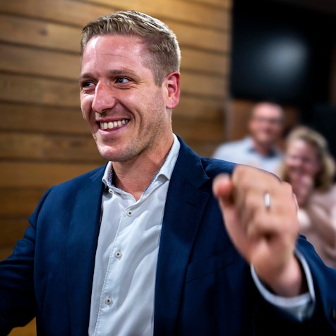 Markus Ramers lacht und setzt zum Jubel über seinen Wahlsieg an.