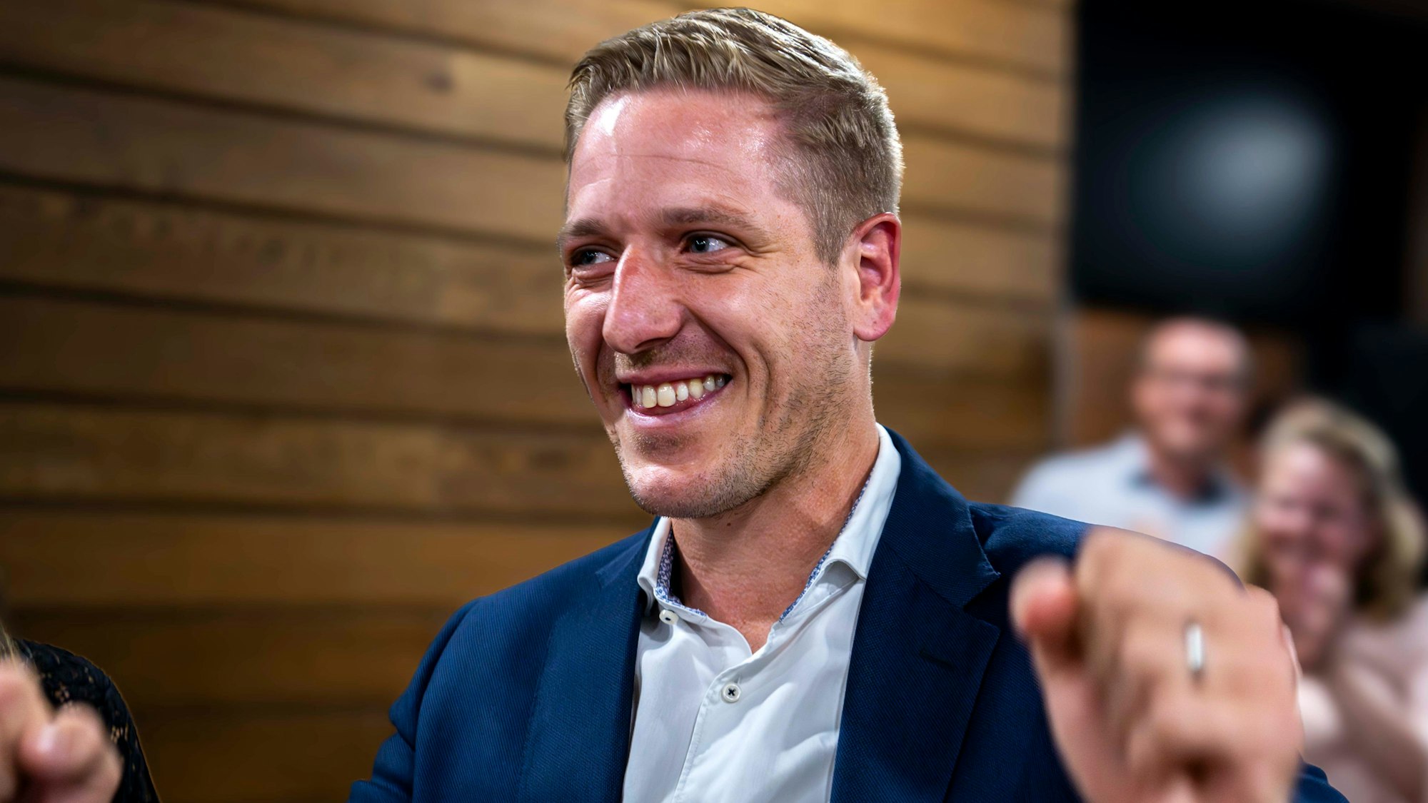 Markus Ramers lacht und setzt zum Jubel über seinen Wahlsieg an.