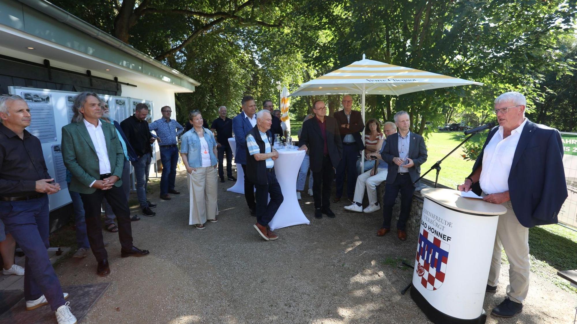 Zu der Feierstunde kam auch Landrat Sebastian Schuster (rechts).