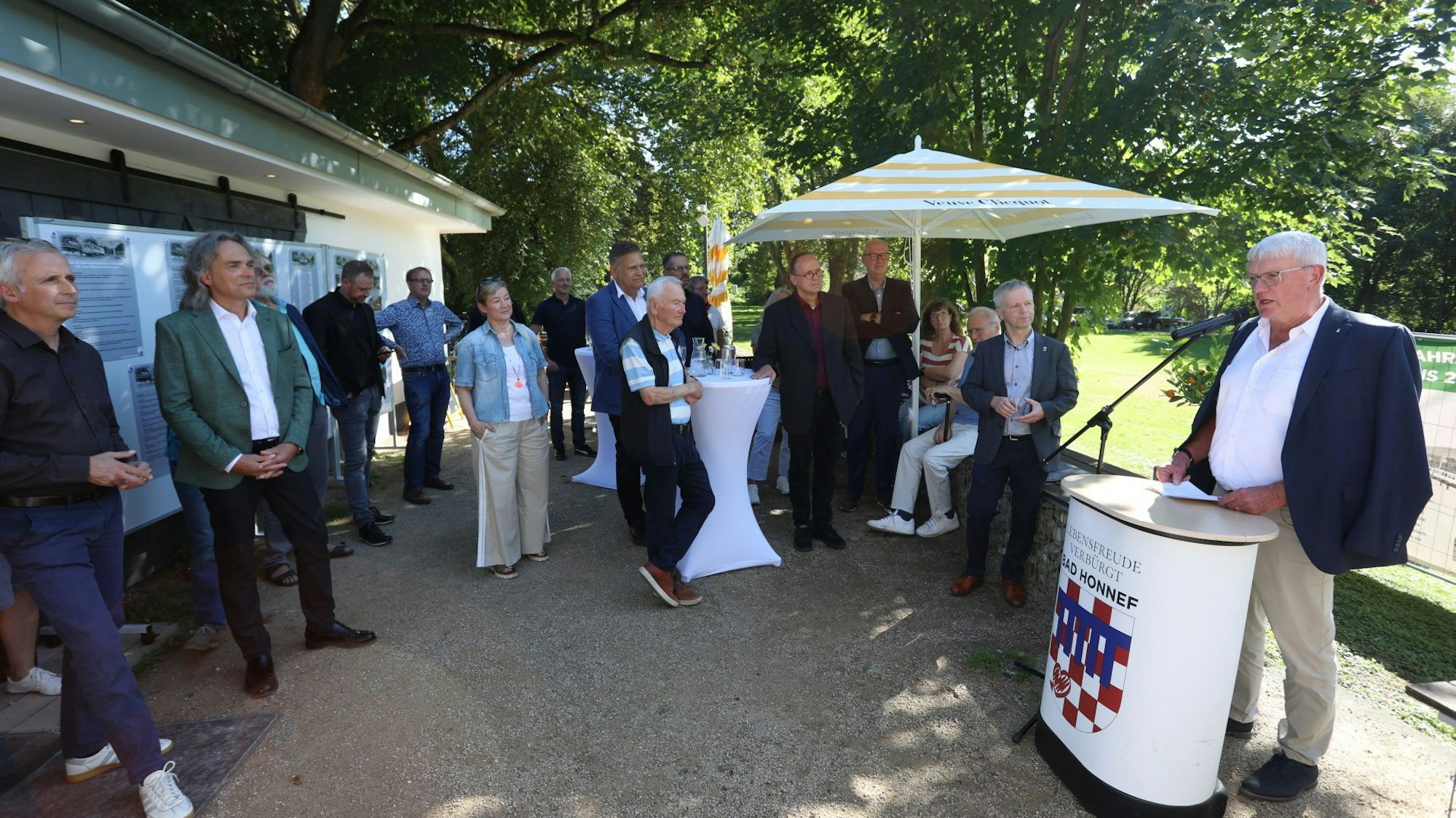 Zu der Feierstunde kam auch Landrat Sebastian Schuster (rechts).