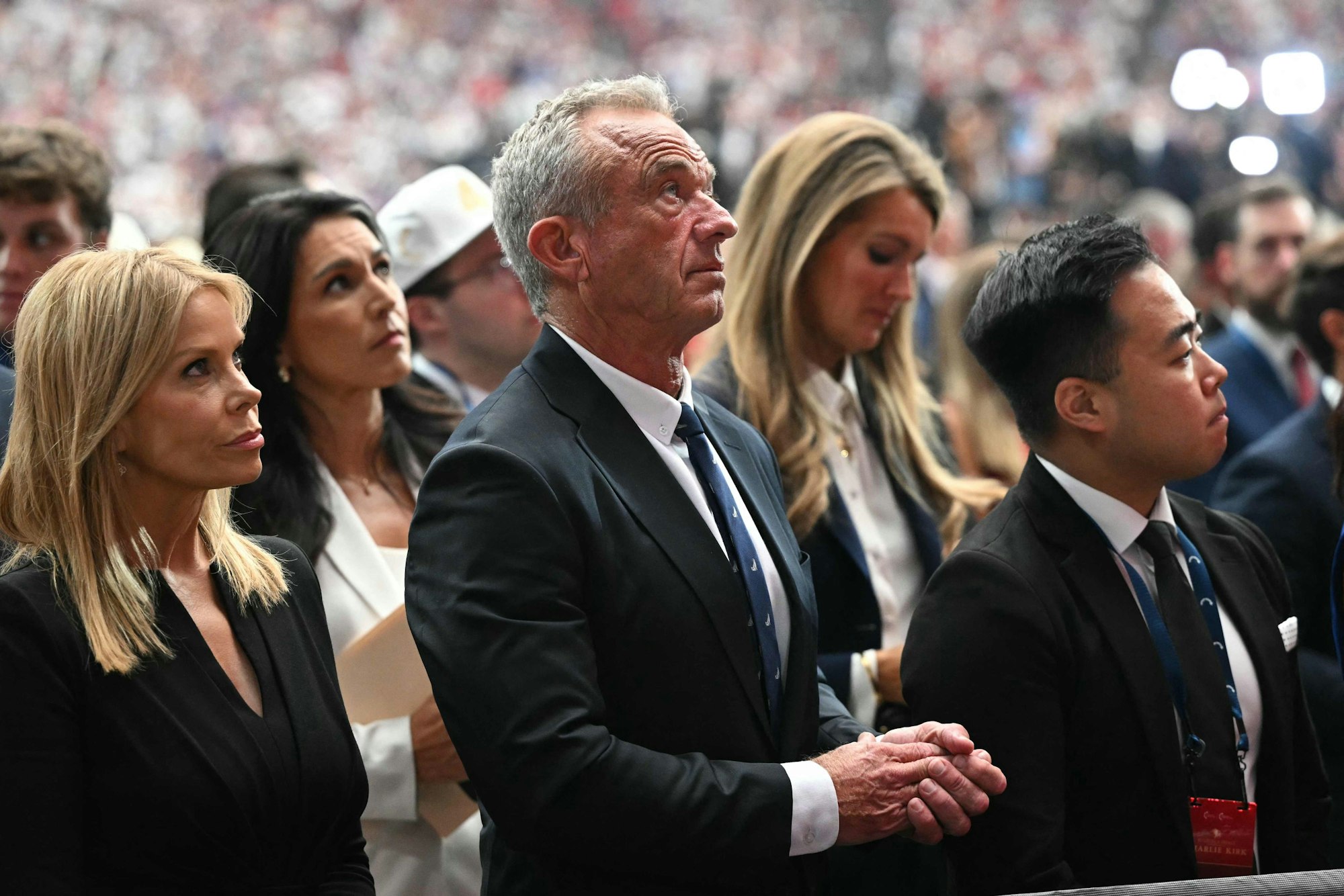 Robert F. Kennedy Jr. zwischen anderen Trauergästen.