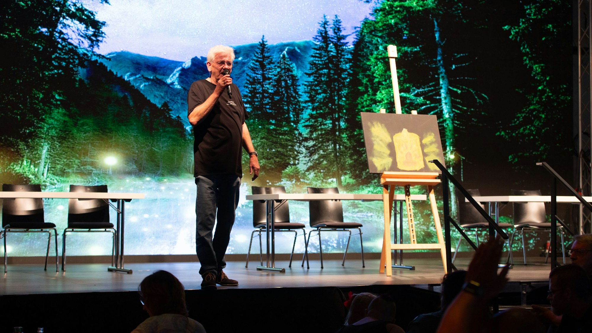 Das Foto zeigt eine Versteigerung.