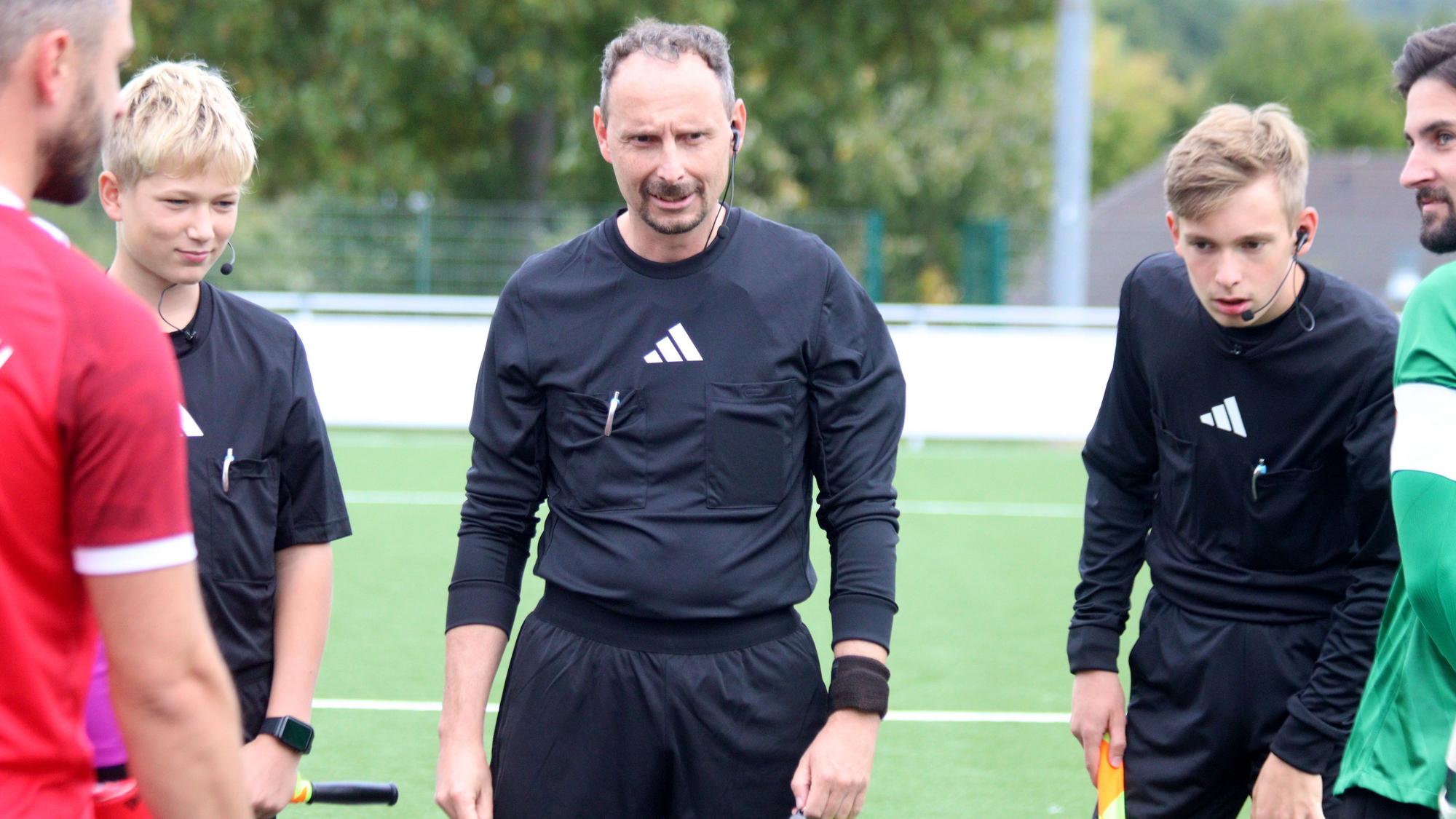 Vater und Sohn als Schiedsrichter und Assistent gucken ganz genau hin, ob die Spieler Schienbeinschoner tragen.