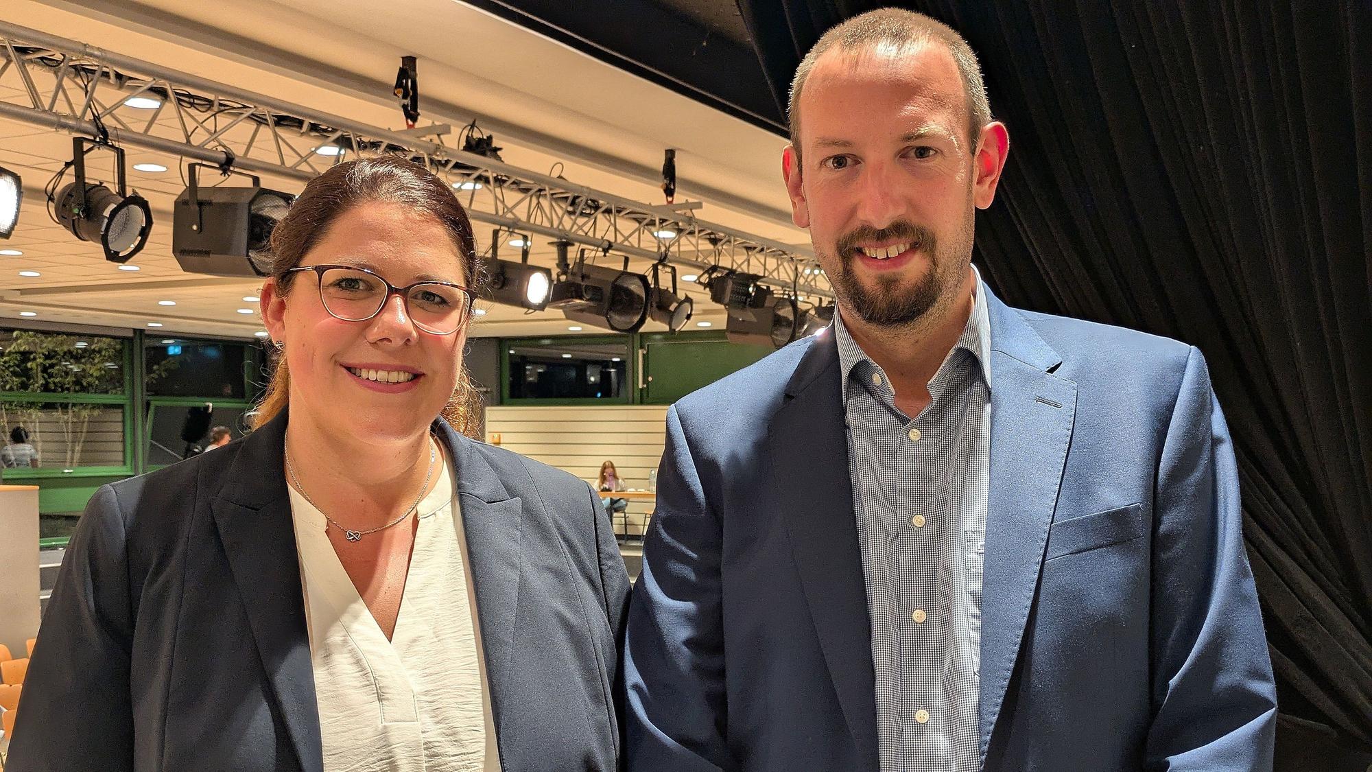 21. September 2025. Ortsgespräch Spezial: Die Bürgermeisterkandidaten Anna Peters und Christian Mandt gehen in die Stichwahl und stellten sich in der Aula der Europaschule den Fragen von Dominik Pinsdorf (Mitte). Foto: Frank Engel-Strebel