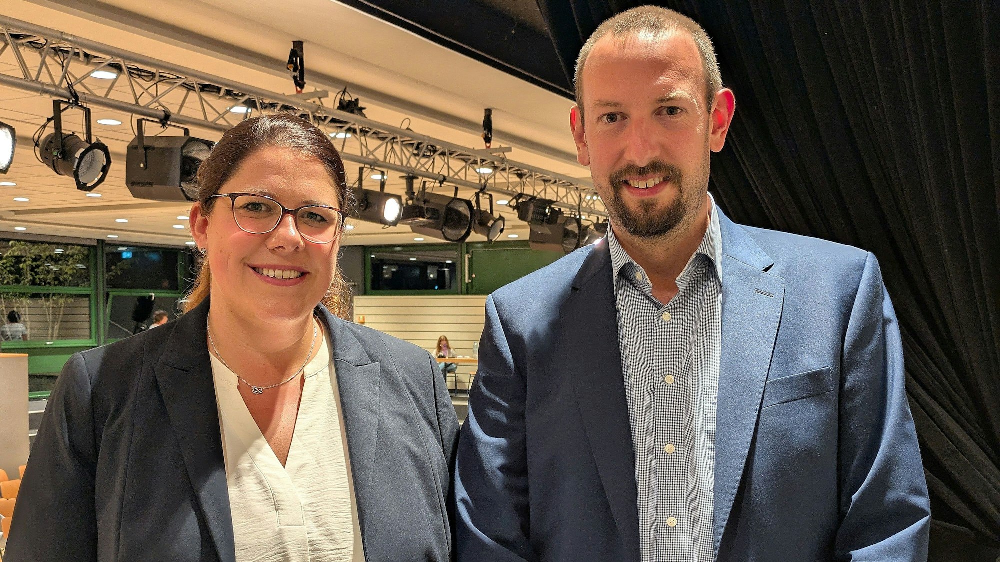 21. September 2025. Ortsgespräch Spezial: Die Bürgermeisterkandidaten Anna Peters und Christian Mandt gehen in die Stichwahl und stellten sich in der Aula der Europaschule den Fragen von Dominik Pinsdorf (Mitte). Foto: Frank Engel-Strebel