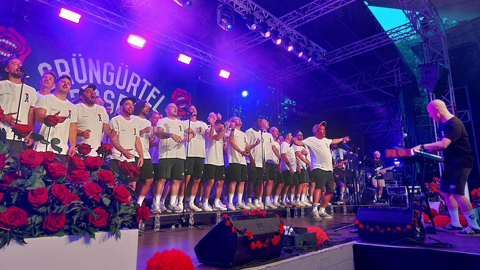 Die Grüngürtelrosen bei ihrem Auftritt im Tanzbrunnen. Vor ihnen steht Bandleader Constantin Gold.