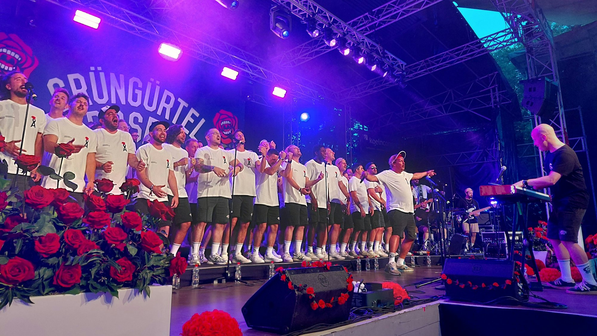 Die Grüngürtelrosen bei ihrem Auftritt im Tanzbrunnen. Vor ihnen steht Bandleader Constantin Gold.