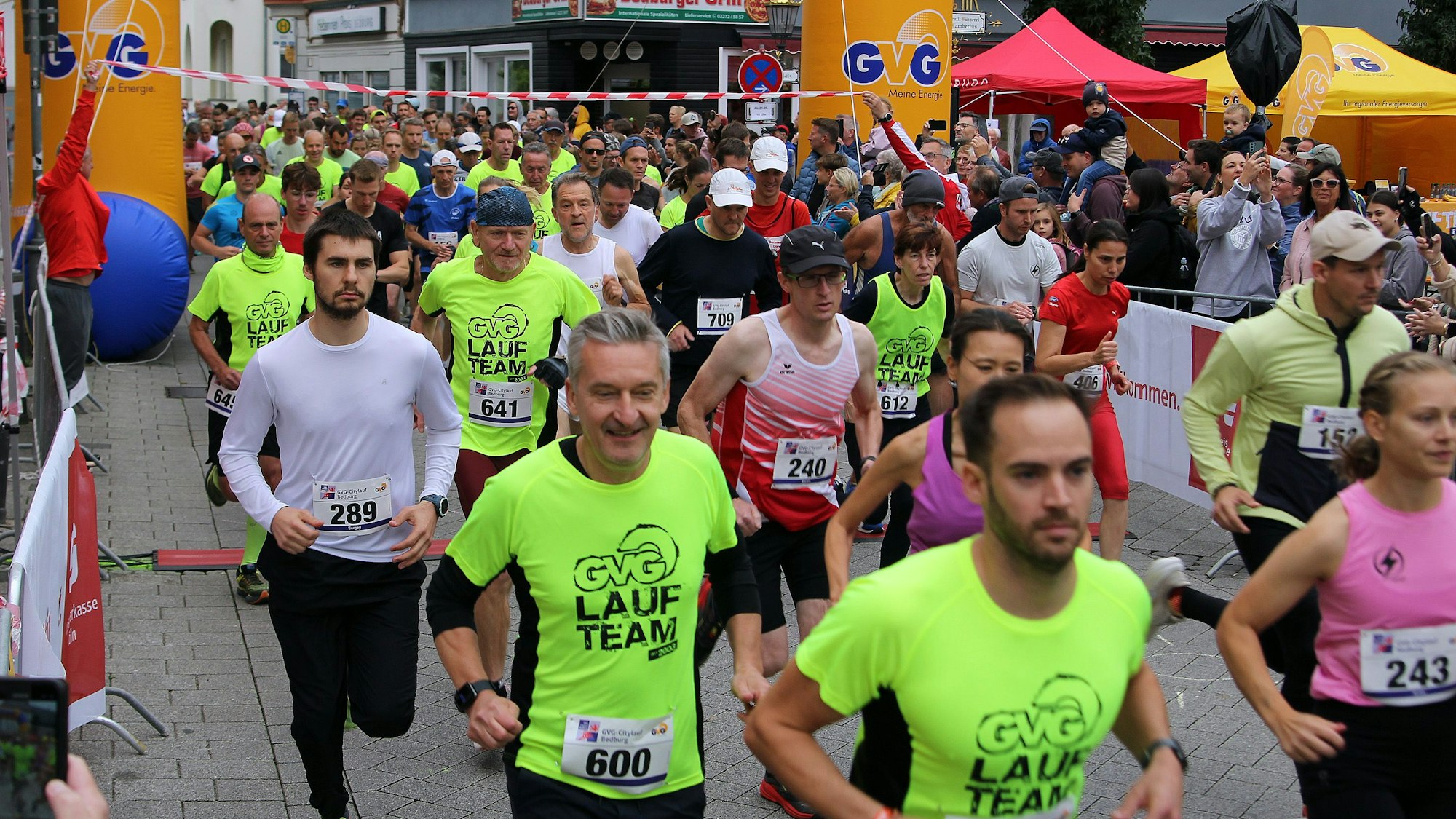 Auf dem Bild sind Läufer zu sehen.