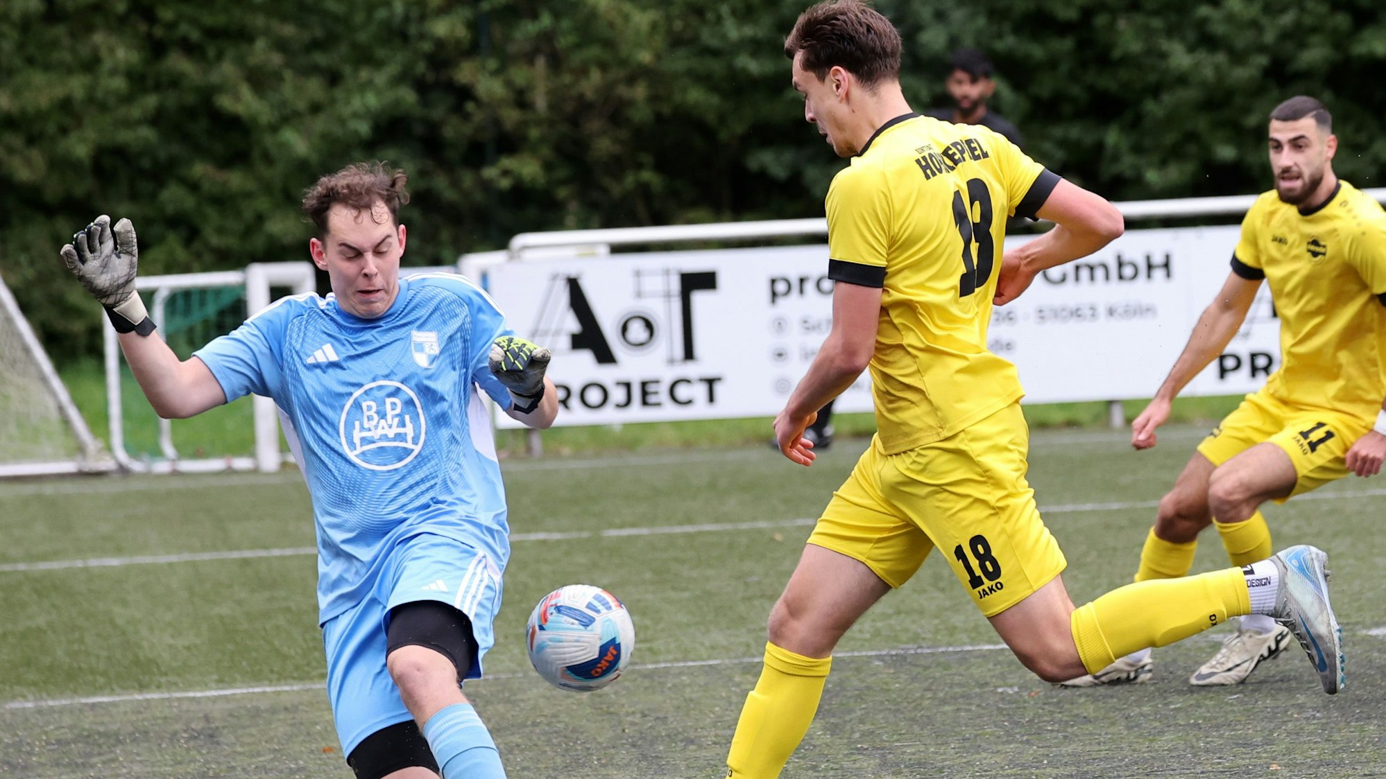 Denys Pinchuk läuft mit dem Ball am Fuß auf den Wiehler Torhüter zu.