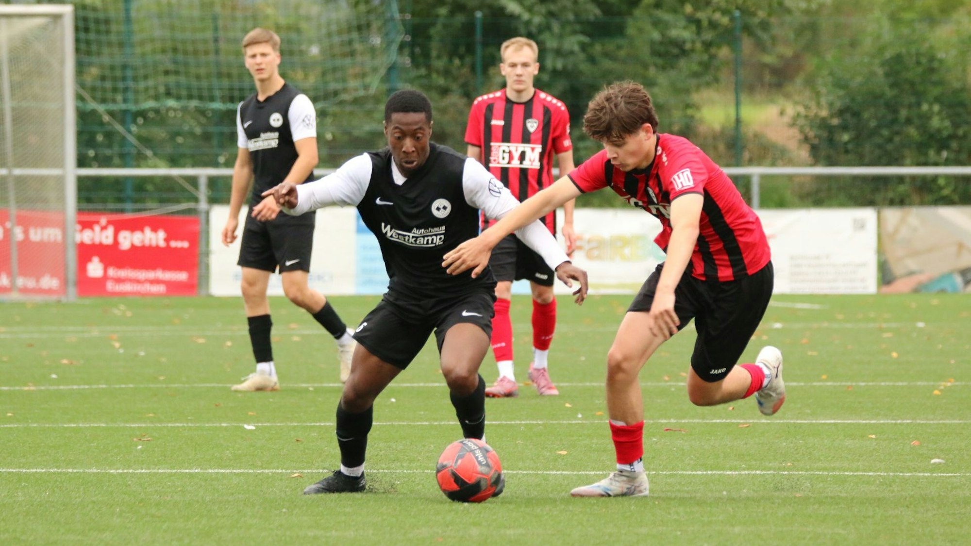 Zweikampf zwischen Max Eckert und seinem Gegenspieler. Mit dem rechten Arm hält sich Eckert den Gegner vom Leib.