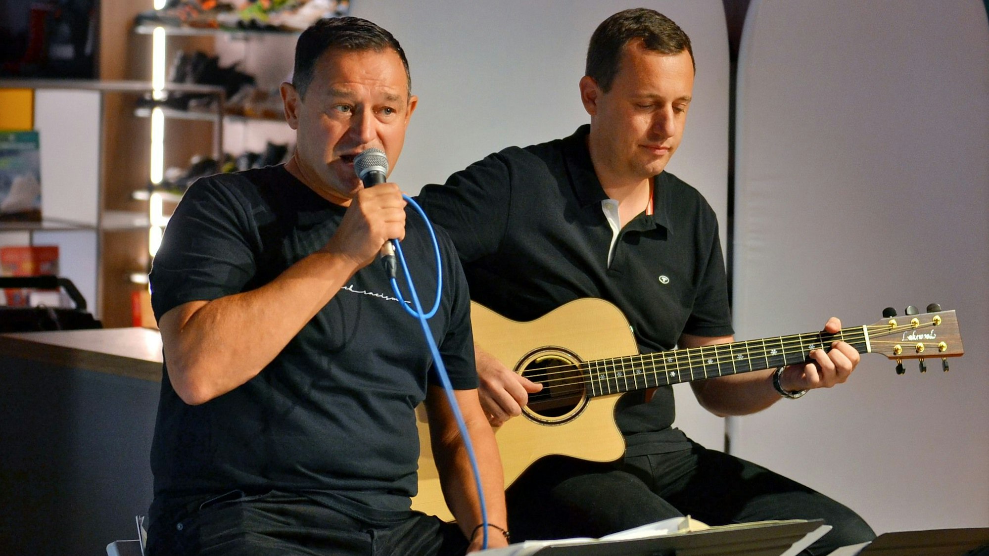 Die beiden Musiker des Duos „Röser und Bönsch“ beim Auftritt im Schuhhaus Lange in Euskirchen.