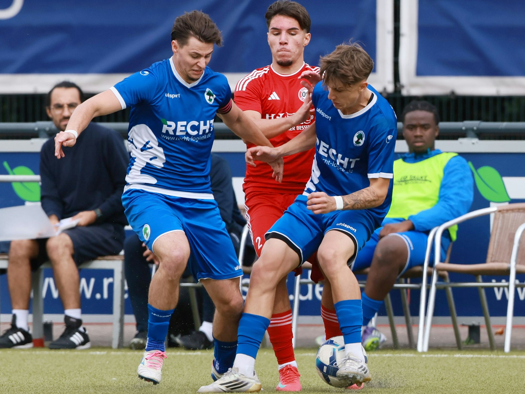 Das Foto zeigt zwei Königsdorfer Spieler, die den Akteur aus Hohkeppel in die Zange nehmen.
