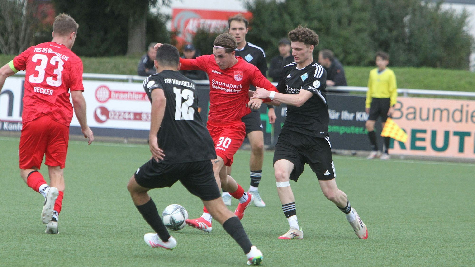 Der Oberpleiser Gian-Luca Blazic wird hier vom Hangelarer Maximilian Lorenz verfolgt.