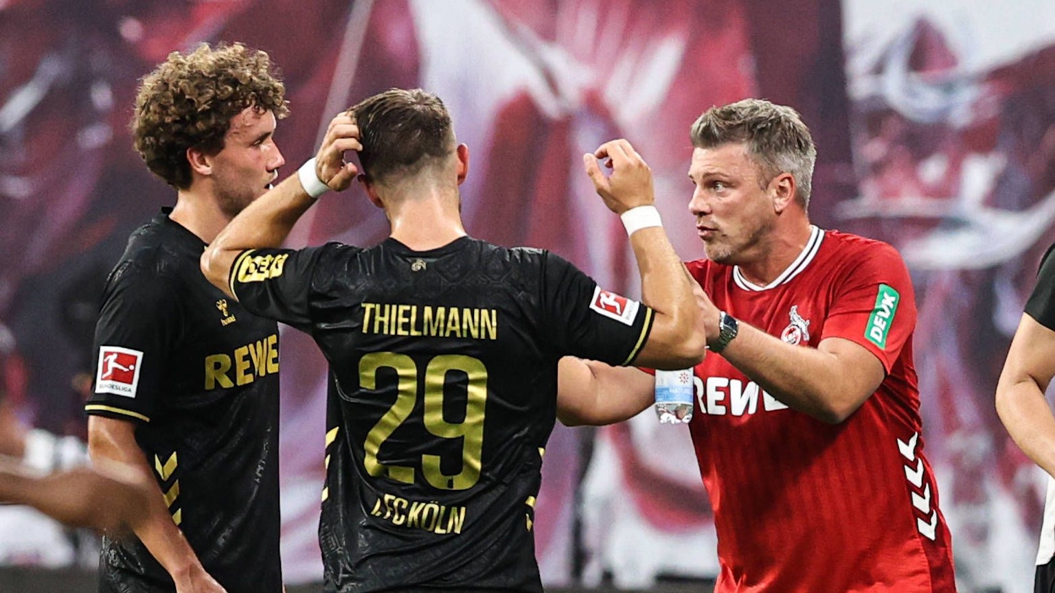 Diskussionsbedarf: Trainer Lukas Kwasniok (r.) mit Luca Waldschmidt (l.) und Jan Thielmann.