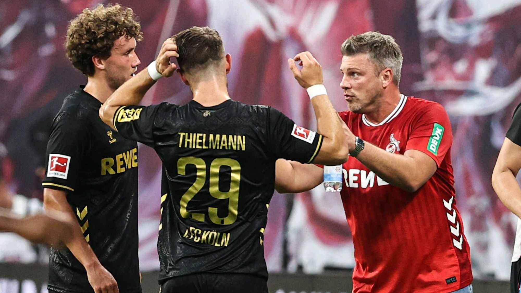 Diskussionsbedarf: Trainer Lukas Kwasniok (r.) mit Luca Waldschmidt (l.) und Jan Thielmann.