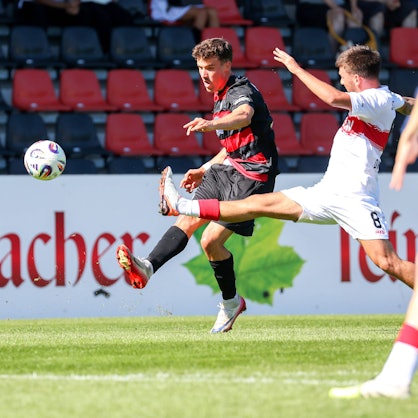 20.09.2025, Deutschland, Großaspach, Fußball 3. Liga, Saison 2025/2026, Fußball VfB Stuttgart II vs. Viktoria Köln, v.l. Leonhard Münst Köln, Samuele Di Benedetto VfB *** 20 09 2025, Germany, Großaspach, Soccer 3 Liga, Season 2025 2026, Soccer VfB Stuttgart II vs Viktoria Köln, v l Leonhard Münst Köln , Samuele Di Benedetto VfB