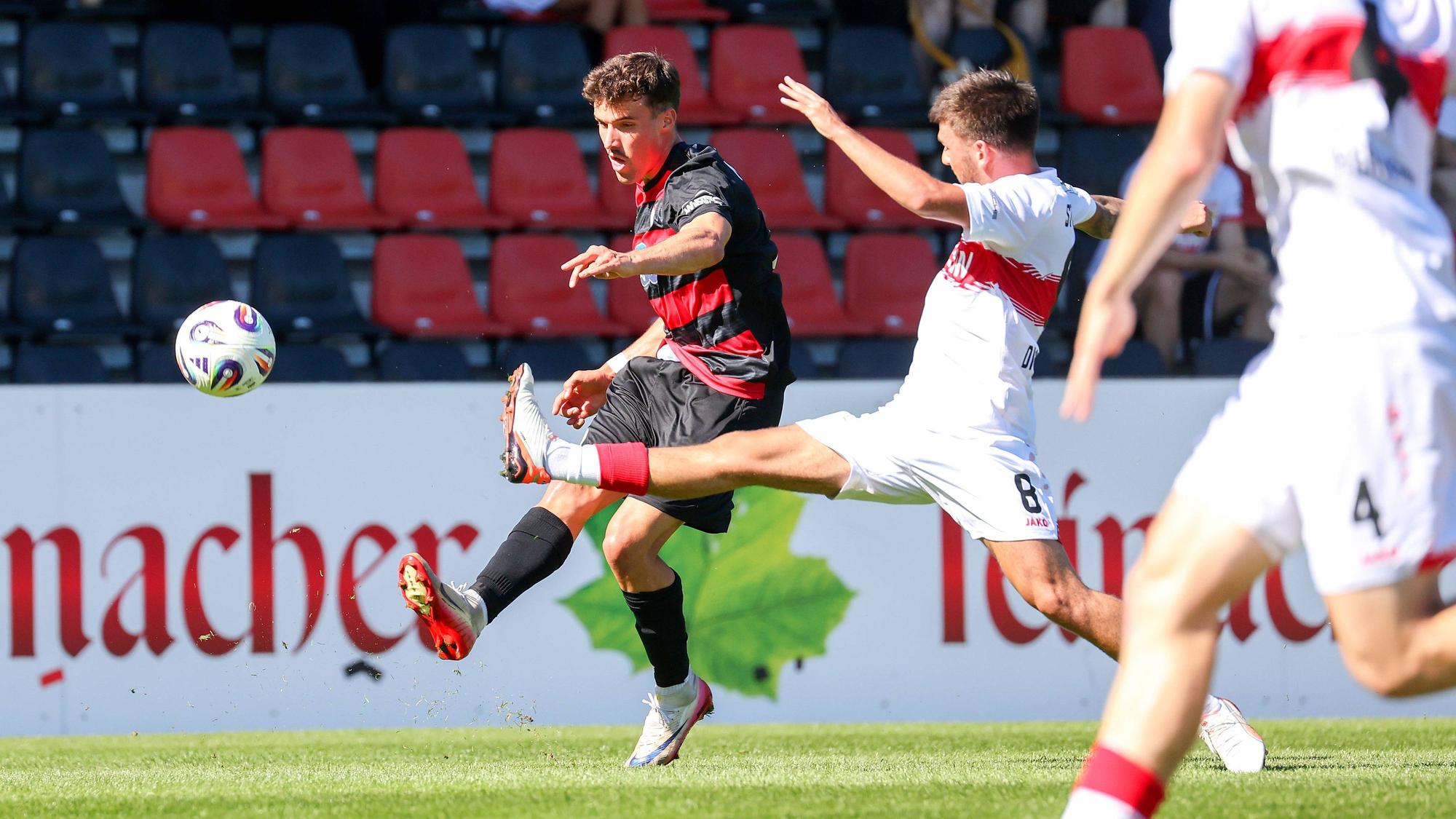 20.09.2025, Deutschland, Großaspach, Fußball 3. Liga, Saison 2025/2026, Fußball VfB Stuttgart II vs. Viktoria Köln, v.l. Leonhard Münst Köln, Samuele Di Benedetto VfB *** 20 09 2025, Germany, Großaspach, Soccer 3 Liga, Season 2025 2026, Soccer VfB Stuttgart II vs Viktoria Köln, v l Leonhard Münst Köln , Samuele Di Benedetto VfB