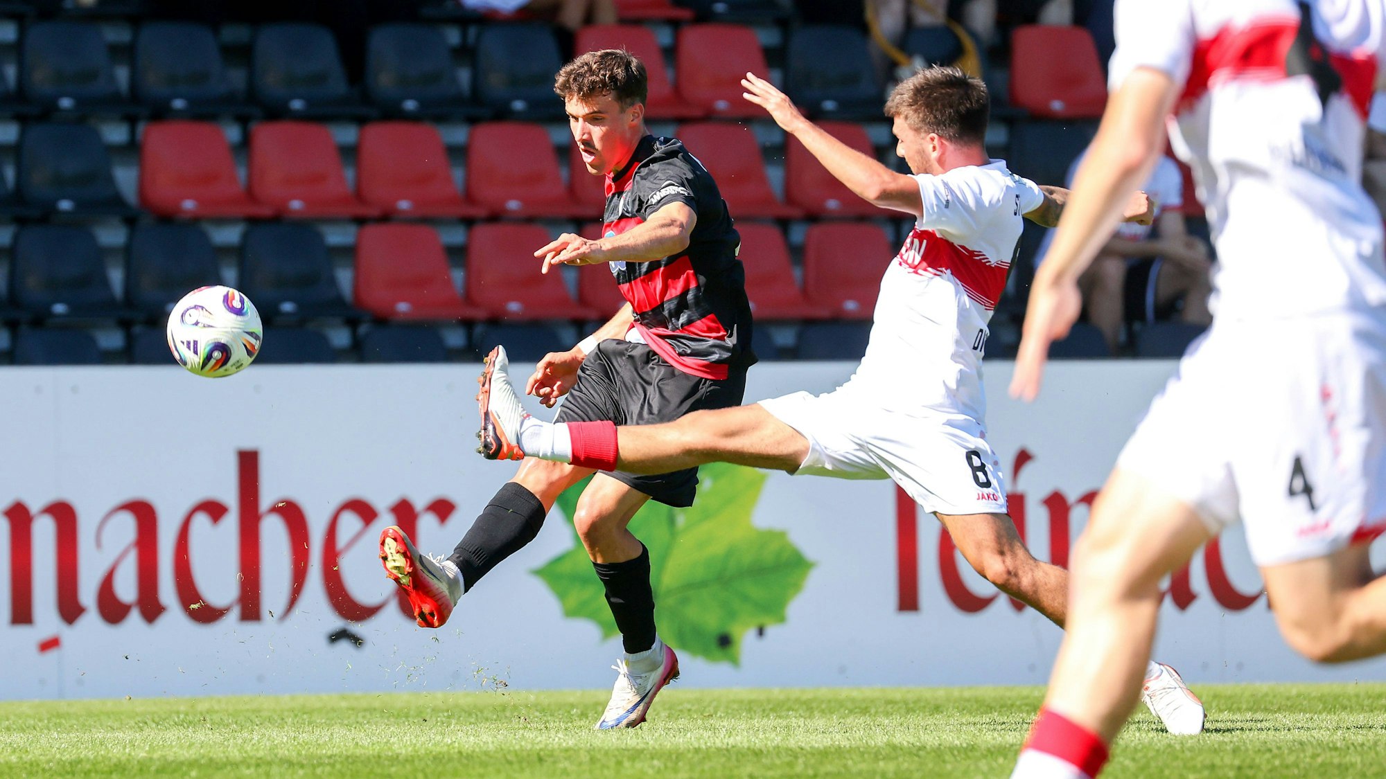 20.09.2025, Deutschland, Großaspach, Fußball 3. Liga, Saison 2025/2026, Fußball VfB Stuttgart II vs. Viktoria Köln, v.l. Leonhard Münst Köln, Samuele Di Benedetto VfB *** 20 09 2025, Germany, Großaspach, Soccer 3 Liga, Season 2025 2026, Soccer VfB Stuttgart II vs Viktoria Köln, v l Leonhard Münst Köln , Samuele Di Benedetto VfB