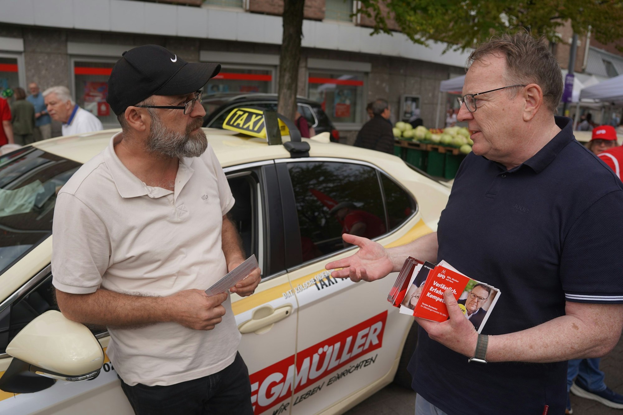 OB-Kandidat Torsten Burmester spricht mit einem Taxifahrer.