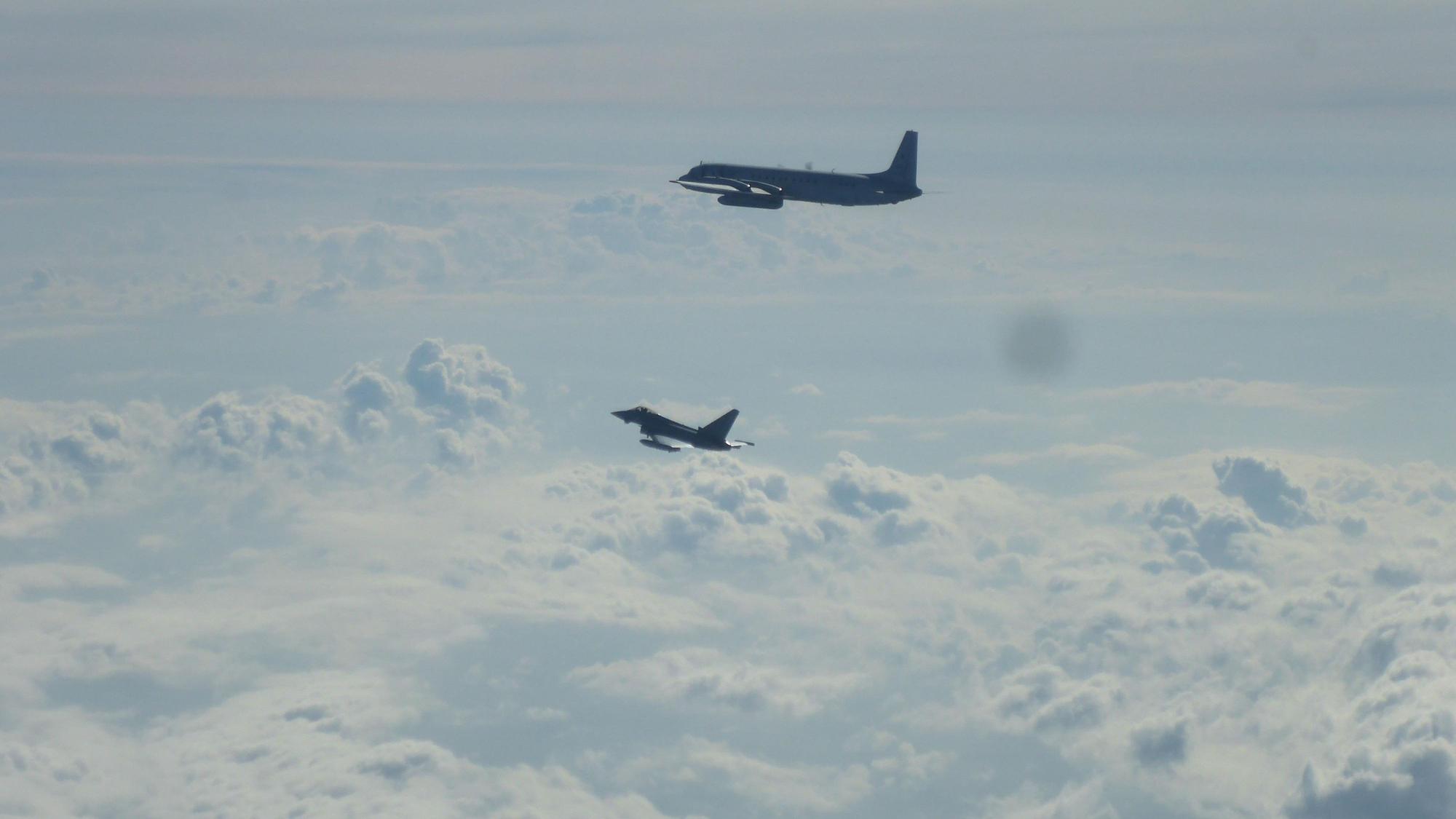 Ein Eurofighter und ein russisches Flugzeug fliegen im August 2025 über der Ostsee.