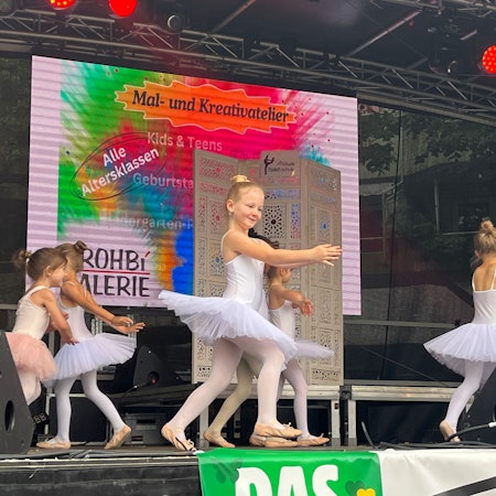 Kinder der Tanzschule Attitude auf der Bühne