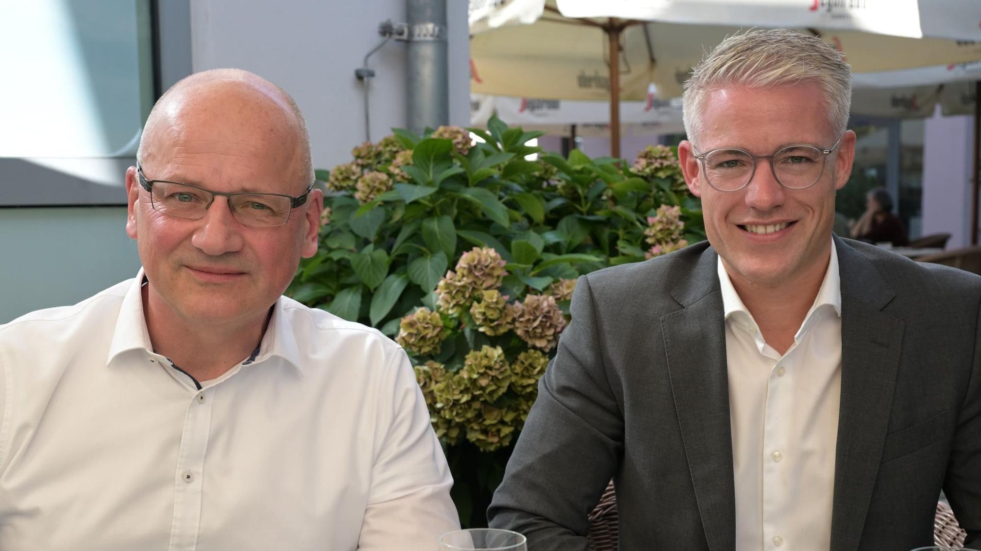 Im Endspurt im Bürgermeisterrennen in Rösrath: Giselher Dick (links), Yannick Steinbach.