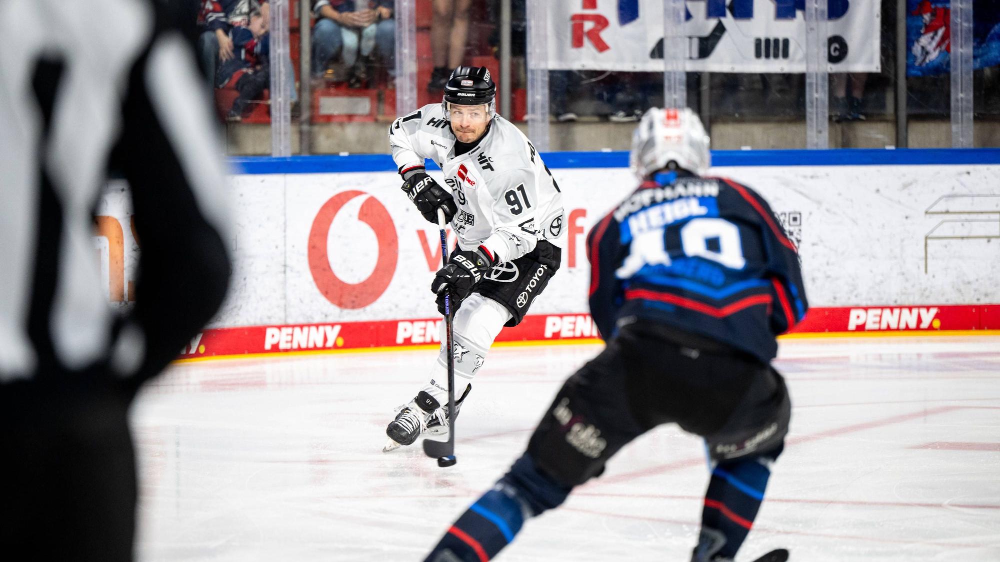Kölner-Haie-Kapitän Moritz Müller im Zweikampf mit Nürnbergs Thomas Heigl.