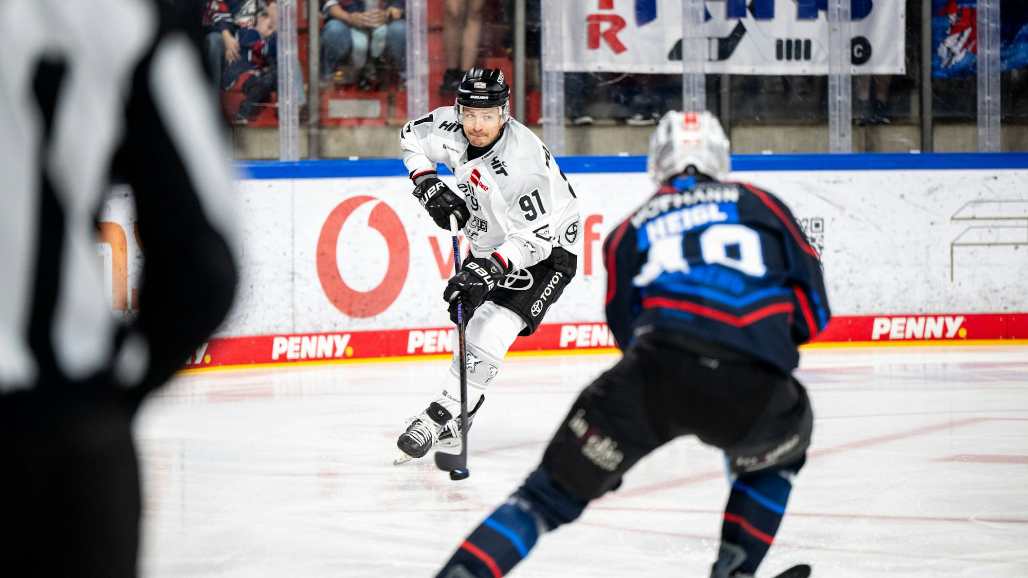Kölner-Haie-Kapitän Moritz Müller im Zweikampf mit Nürnbergs Thomas Heigl.