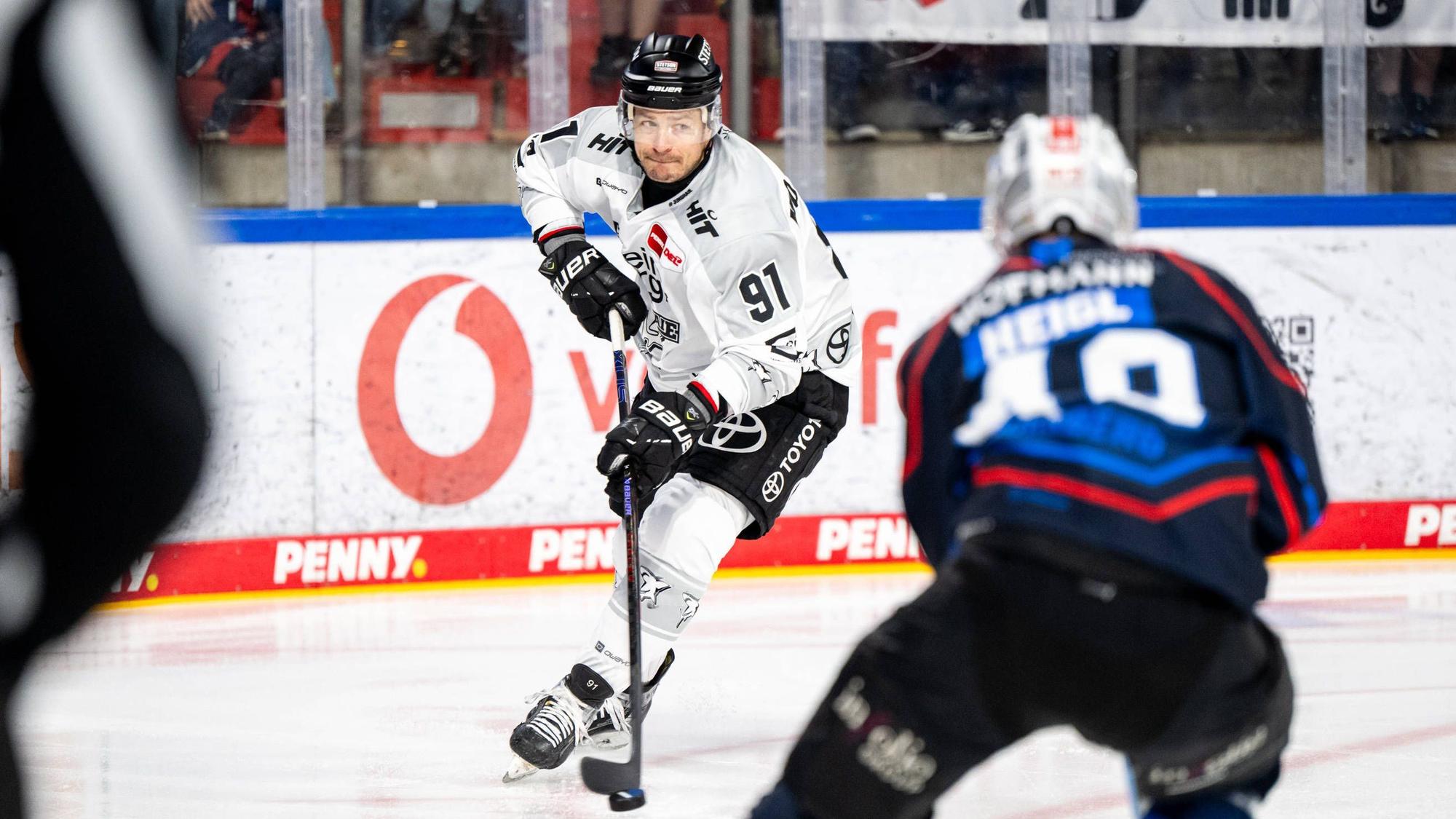 Moritz Müller (l.) in Aktion für die Kölner Haie.