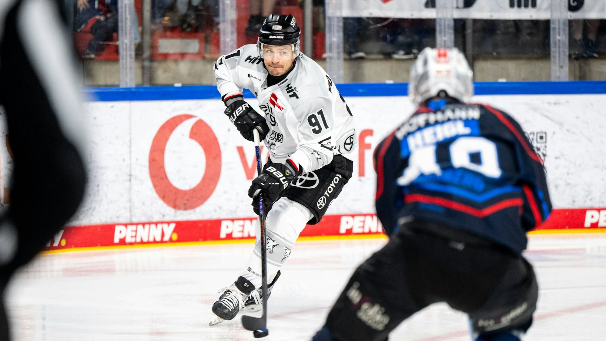 Moritz Müller (l.) in Aktion für die Kölner Haie.