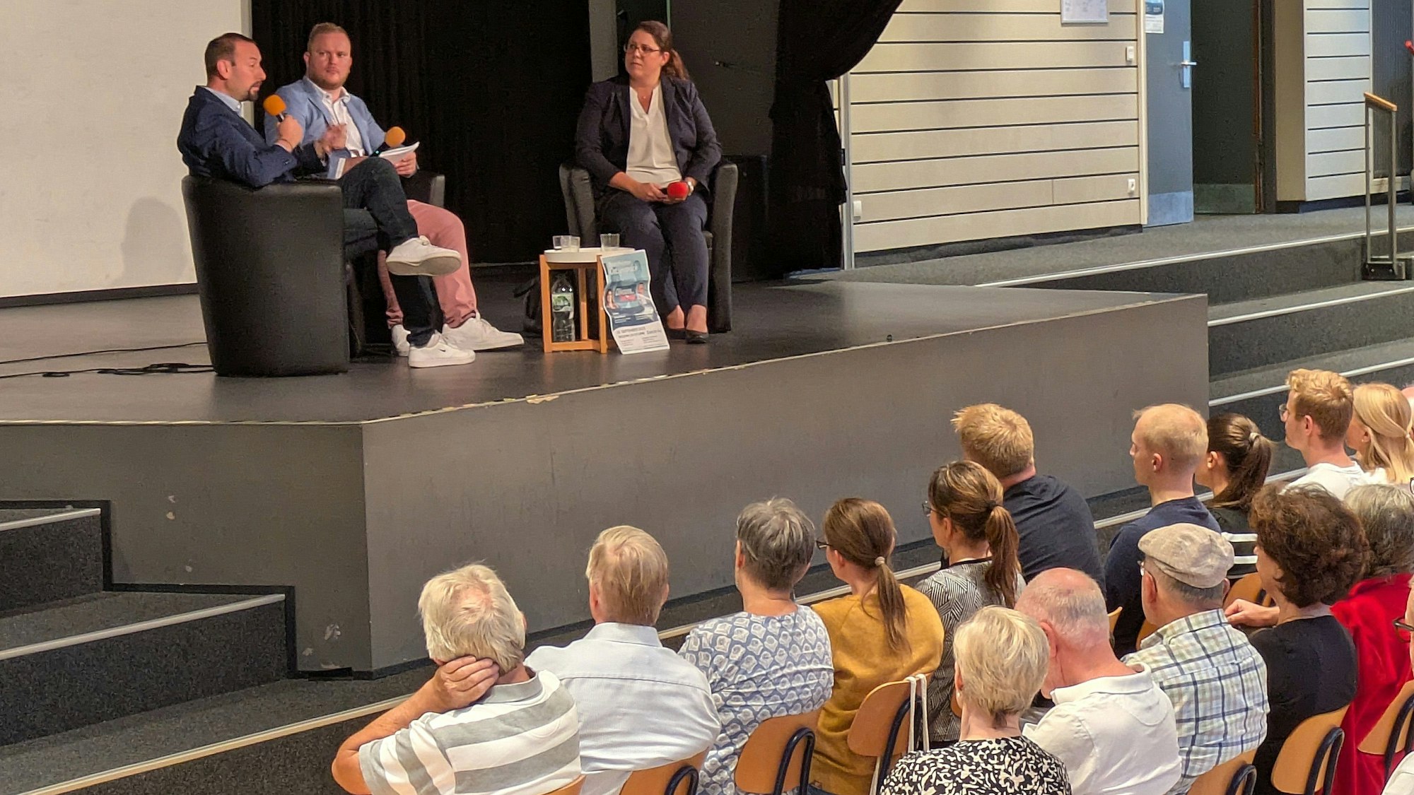 Ortsgespräch Spezial: Die Bürgermeisterkandidaten Anna Peters und Christian Mandt stellten sich in der Aula der Europaschule den Fragen von Dominik Pinsdorf (Mitte).