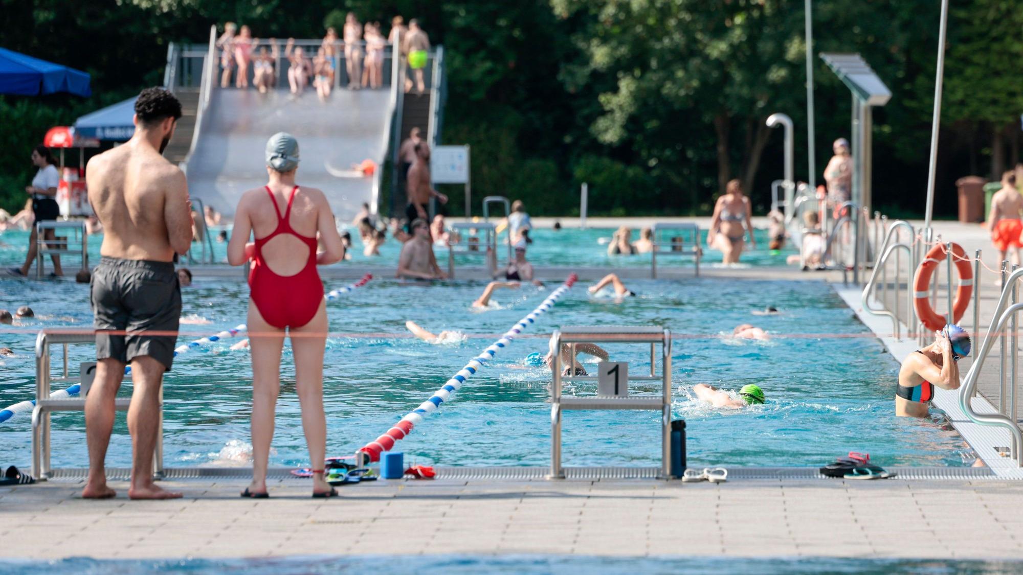Viele Menschen in einem Freibad-Becken.