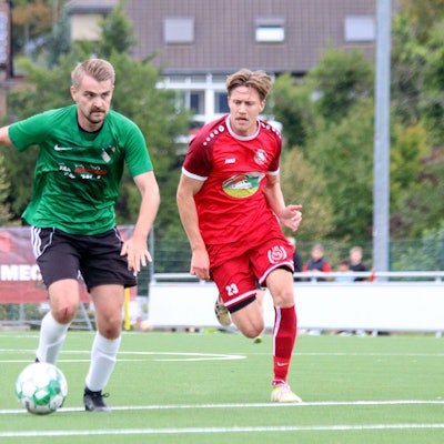 Paul Doppelfeld läuft unbedrängt aufs Tor zu und blickt hoch. Moritz Zinken kommt zu spät,