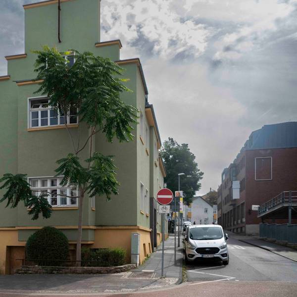 Ein Blick auf das grün angestrichene Gebäude.